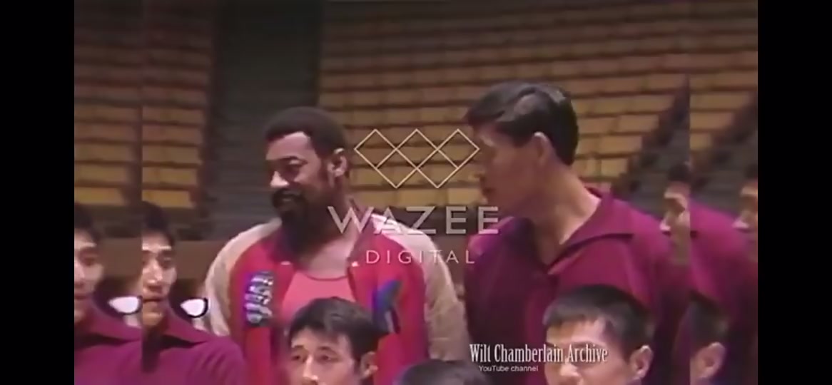 張伯倫早年曾與中國籃壇巨人穆鐵柱合影張衛平也在其中