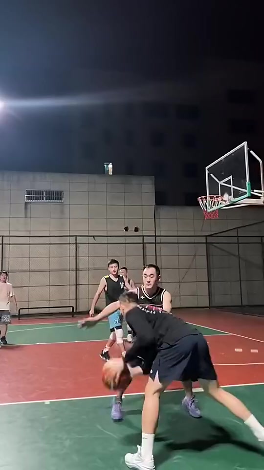 假如你有大哥這手翻身跳投能否稱霸你們學校的球場