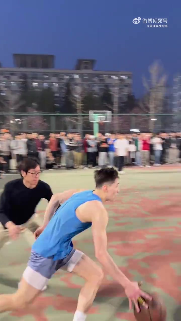 臥槽小伙這記扣籃炸裂啊要是放NBA那就是妥妥的十佳球啊