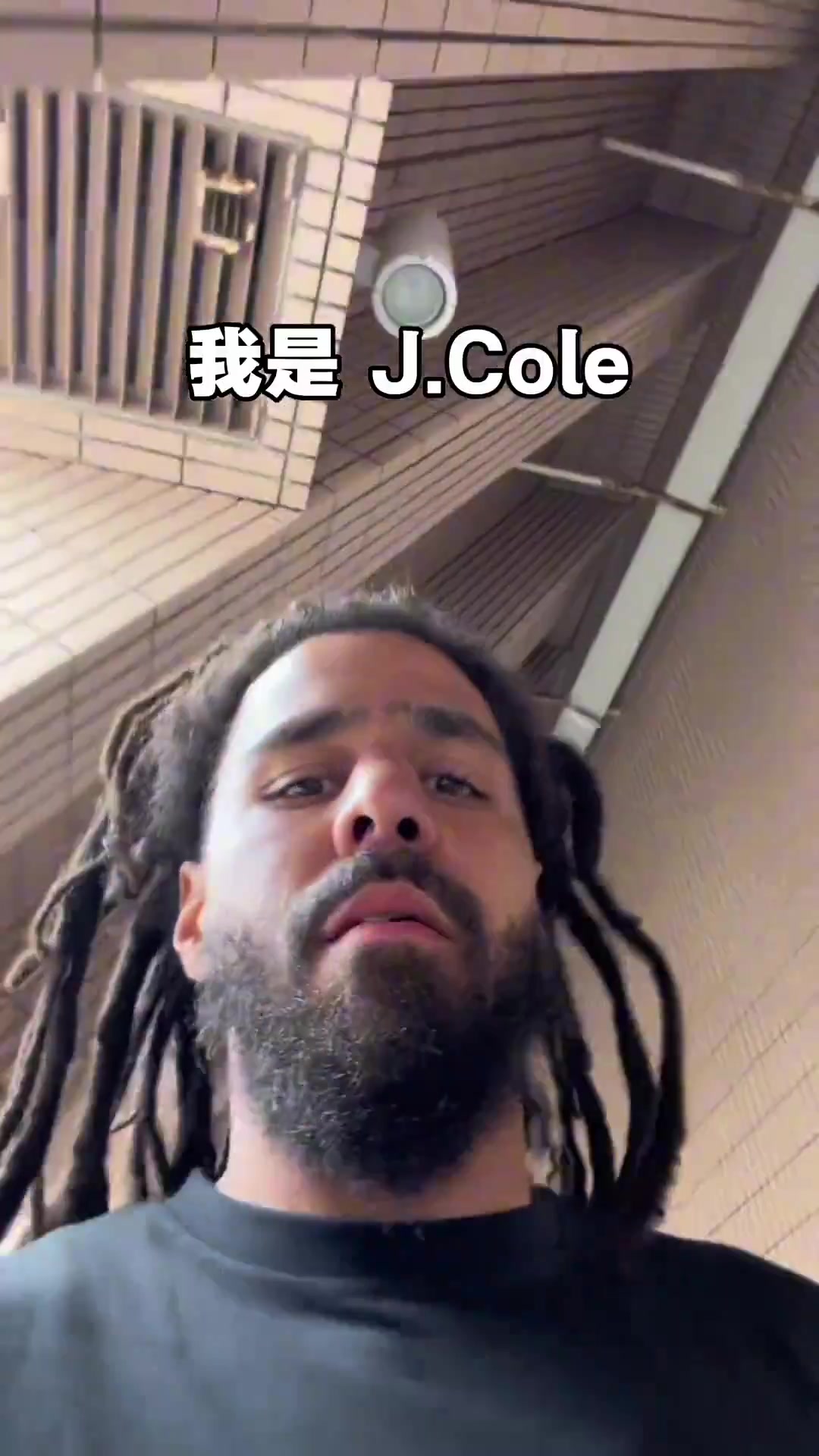 J.Cole社媒曬視頻和中國(guó)球迷打招呼很期待來到中國(guó)