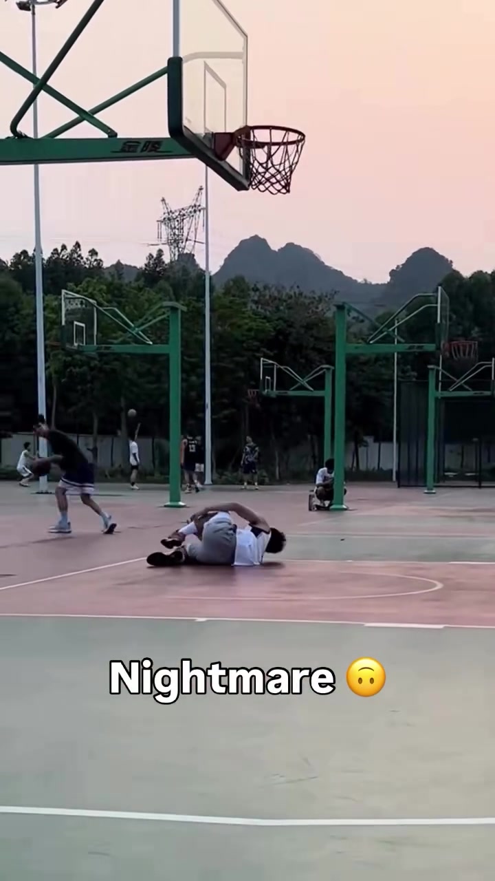 算誰的小伙扣籃落地時