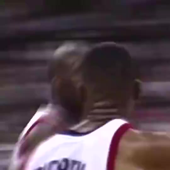 FIBA賽場(chǎng)上的奧尼爾也是無敵般的存在啊誰(shuí)敢擋在他前面