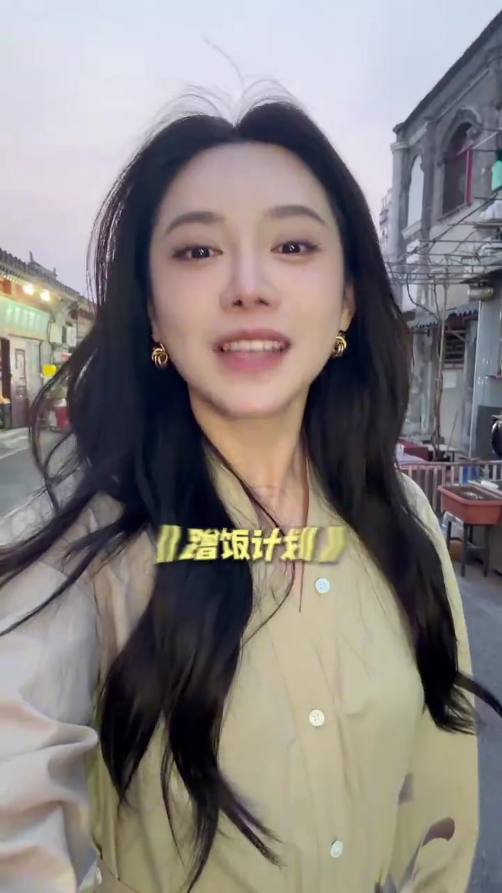 美娜曬視頻和演員尤浩然一起吃飯這還是你們認識的小雨嘛